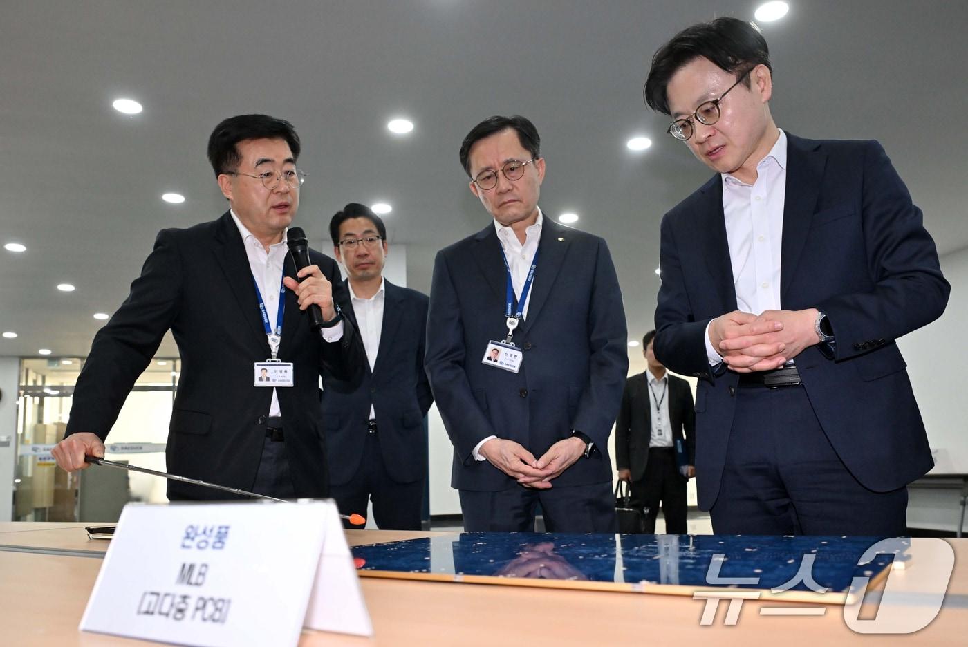 본문 이미지 - 김정관 산업통상부 장관이 경기 안산시 단원구 대덕전자를 방문해 반도체 PCB 기판 원자재 수급 현황을 점검하고 있다. (공동취재) 2026.4.13 ⓒ 뉴스1 김영운 기자