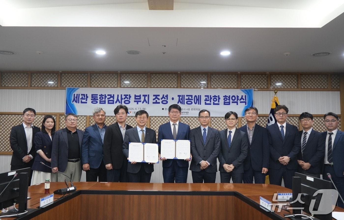 본문 이미지 - 13일 열린 업무협약식 참석자들이 기념촬영을 하는 모습 (BPA 제공. 재판매 및 DB금지)