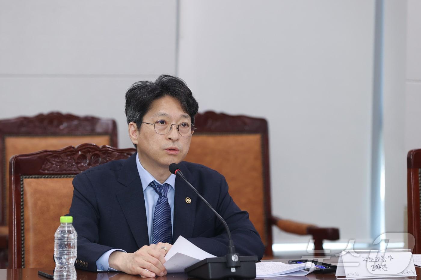 본문 이미지 - 홍지선 국토교통부 2차관이 13일 오후 정부세종청사에서 가진 중동상황 극복을 위한 17개 시‧도 교통물류 업무 관계자 회의에서 발언을 하고 있다. (국토교통부 제공. 재판매 및 DB 금지) 2026.4.13 ⓒ 뉴스1