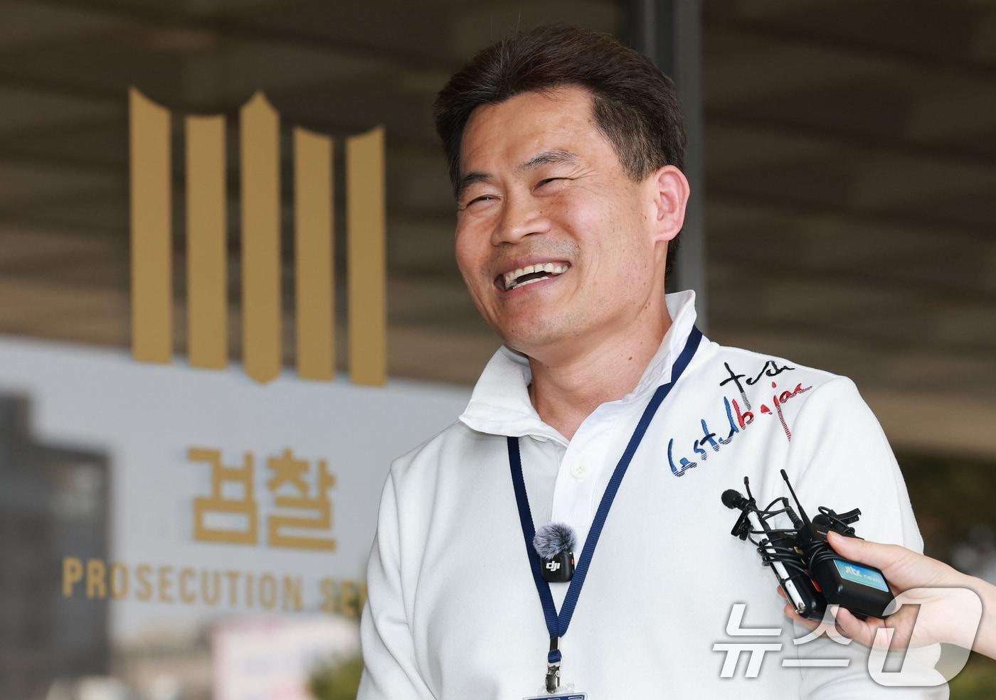 본문 이미지 - 보수 성향 유튜버 전한길 씨가 13일 이재명 대통령과 이준석 개혁신당 대표 관련 명예훼손 등의 혐의로 구속영장 청구 전 피의자 조사를 받기 위해 서울 서초구 서울중앙지방검찰청으로 출석하며 입장을 밝히고 있다. 2026.4.13 ⓒ 뉴스1 임세영 기자