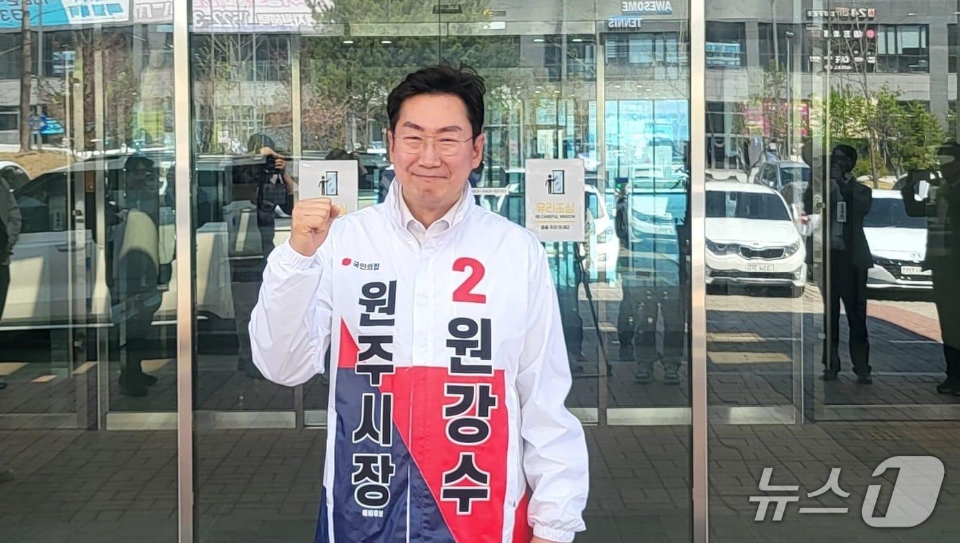 본문 이미지 - 국민의힘 소속 원강수 강원 원주시장이 13일 오후 원주시선거관리위원회를 찾아 제9회 전국동시지방선거 원주시장 예비후보로 등록한 뒤 기자들에게 재선 도전의 포부를 밝히고 있다. 2026.4.13/뉴스1 신관호 기자