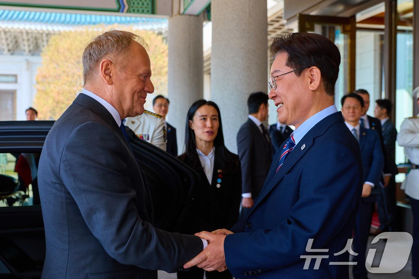 본문 이미지 - 이재명 대통령이 13일 청와대에서 도날드 투스크 폴란드 총리를 영접하고 있다. (청와대 제공. 재판매 및 DB 금지) 2026.4.13 ⓒ 뉴스1 이재명 기자