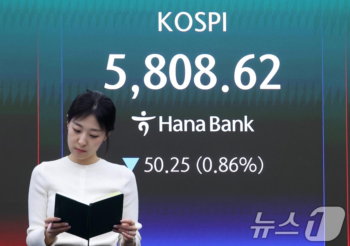 본문 이미지 - 13일 서울 중구 하나은행 본점 딜링룸에 종가가 나오고 있다. 이날 코스피는 전일 종가 대비 50.25포인트(0.86%) 하락한 5808.62로, 코스닥은 전일 대비 6.21포인트(0.57%) 상승한 1099.84로 마감했다. 서울외환시장에서 달러·원 환율은 전일 오후 3시 30분 주간종가 대비 6.8원 오른 1489.2원을 기록했다. 2026.4.13 ⓒ 뉴스1 김성진 기자