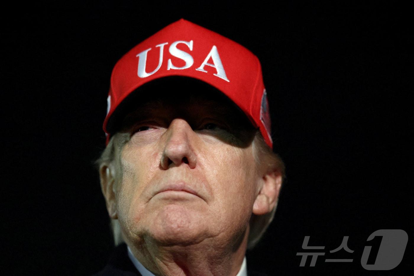 본문 이미지 - 도널드 트럼프 미국 대통령이 12일(현지시간) 메릴랜드주 앤드루스 합동기지에 도착해 에어포스 원에서 내리고 있다. 2026.4.12 ⓒ 로이터=뉴스1