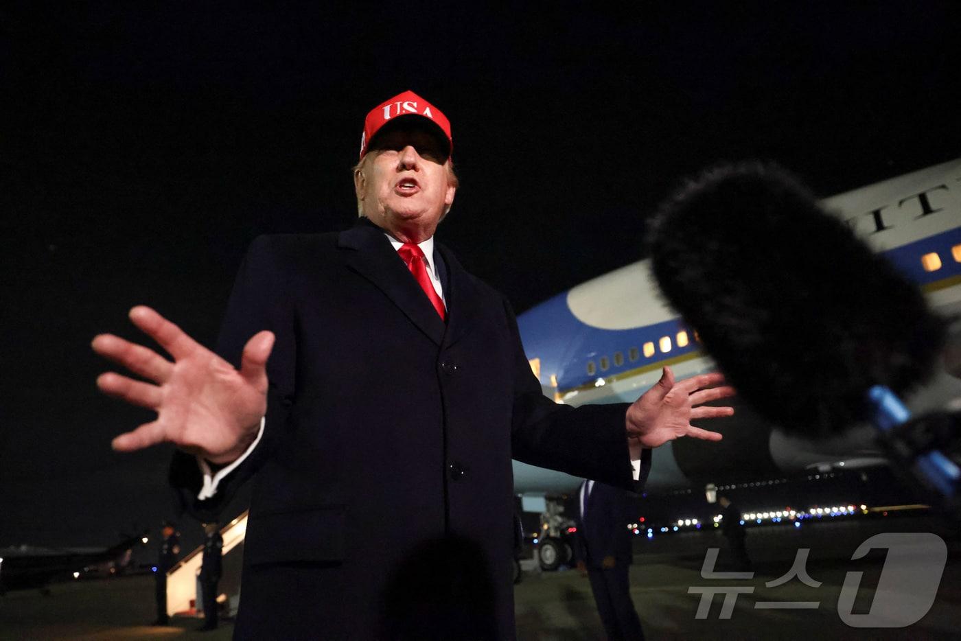 본문 이미지 - 도널드 트럼프 미국 대통령이 12일(현지시간) 메릴랜드주 앤드루스 합동기지에서 언론과 질의응답 시간을 갖고 있다. 2026.4.12 ⓒ 로이터=뉴스1