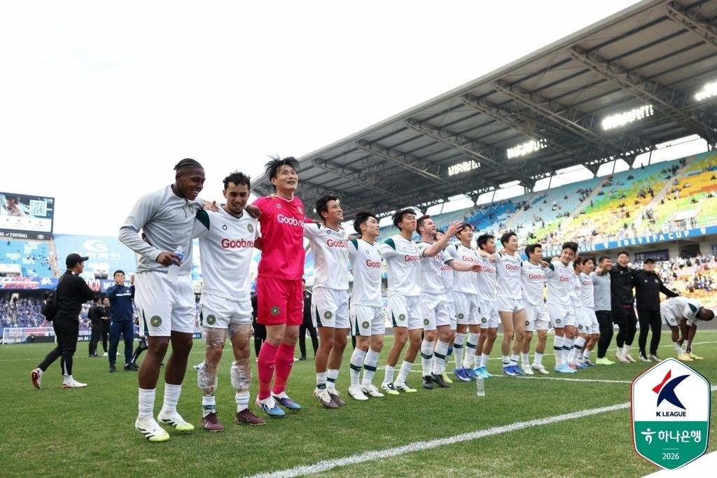 본문 이미지 - 수원삼성에게 시즌 첫 패전을 안긴 김포FC (한국프로축구연맹 제공)