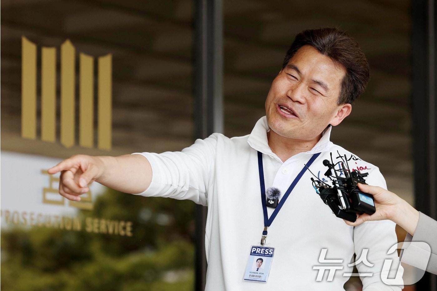 본문 이미지 - 한국사 강사 출신 보수 유튜버 전한길 씨가 13일 사전 구속영장 청구와 관련한 조사를 앞두고 서울 서초구 서울중앙지검 앞에서 입장을 밝히고 있다. 전 씨는 이재명 대통령과 이준석 개혁신당 대표에 대한 명예훼손 혐의를 받는다. 2026.4.13 ⓒ 뉴스1 조연우 인턴기자