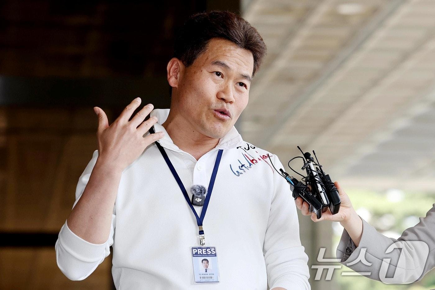 본문 이미지 - 전한길 한국사 강사 출신 보수 유튜버가 13일 사전 구속영장 청구와 관련한 조사를 앞두고 서울 서초구 서울중앙지검 앞에서 입장을 밝히고 있다. 전 씨는 이재명 대통령과 이준석 개혁신당 대표에 대한 명예훼손 혐의를 받는다. 2026.4.13 ⓒ 뉴스1 조연우 인턴기자