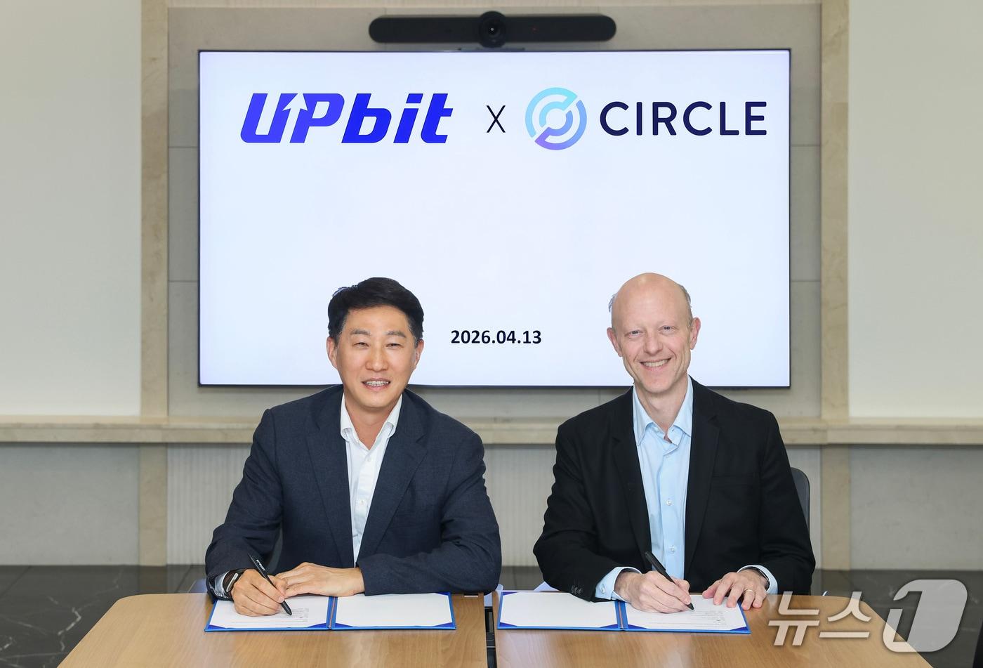본문 이미지 - 오경석 두나무 대표(왼쪽)와 제레미 알레어 써클 대표(오른쪽)가 13일 서울 서초구 두나무에서 열린 ‘국내 디지털자산 혁신 및 교육 위한 MOU’에서 기념 촬영을 하고 있다
