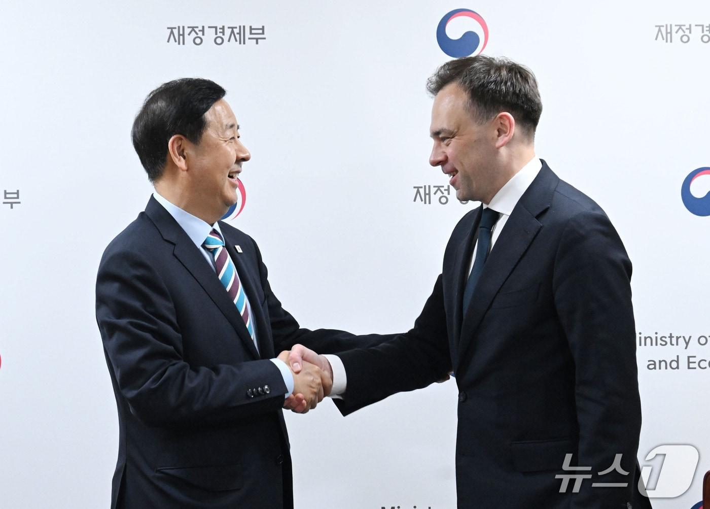 본문 이미지 - 13일 구윤철 부총리 겸 재정경제부 장관이 서울 종로구 정부서울청사에서 안제이 도만스키 폴란드 재무장관과 면담에 앞서 악수하며 인사하고 있다. (재정경제부 제공)