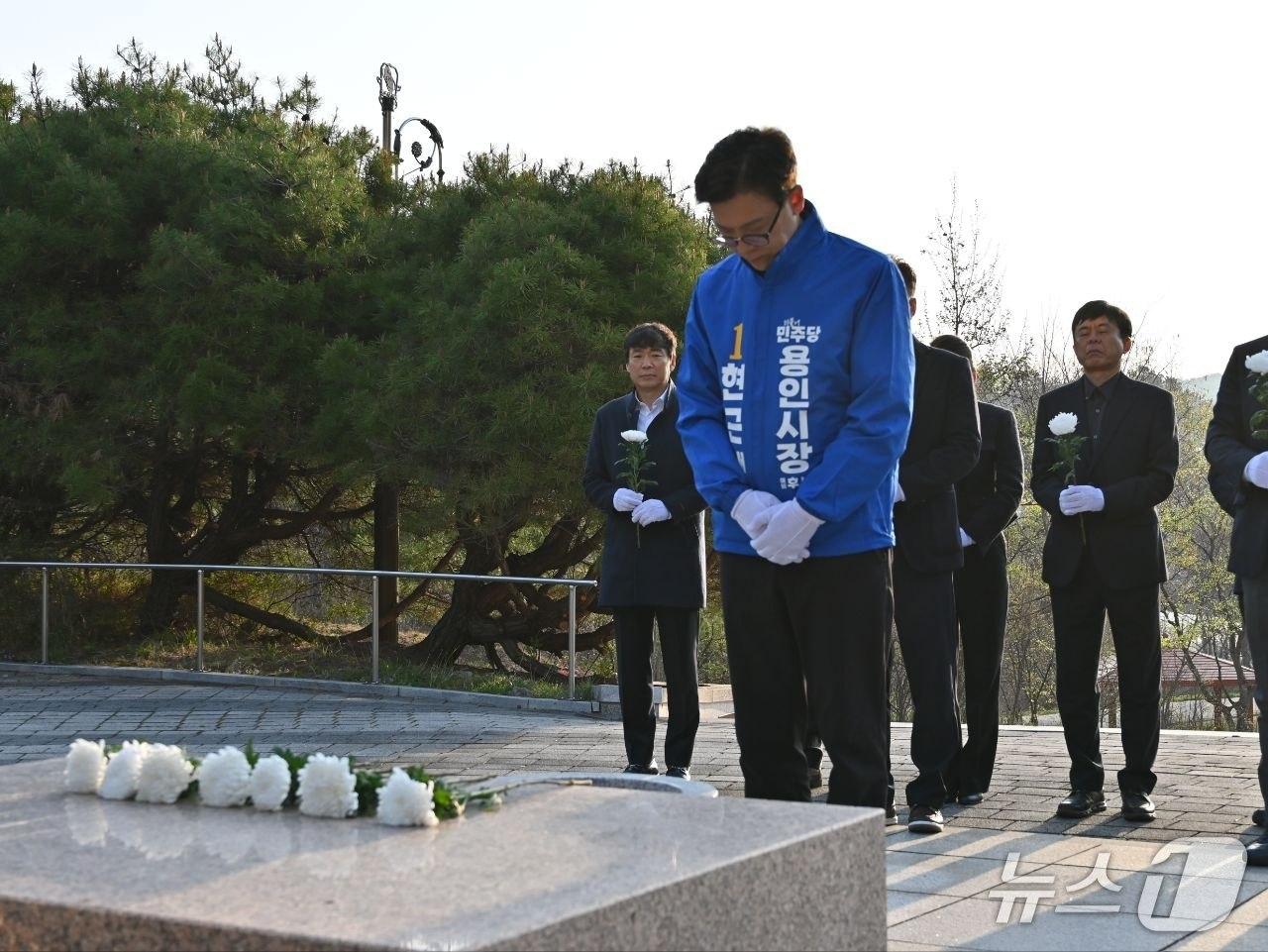 본문 이미지 - 현근택 민주당 용인시장 후보가 13일 ‘용인 3·21 만세운동기념탑’에서 참배를 하고 있다.(후보측 제공)