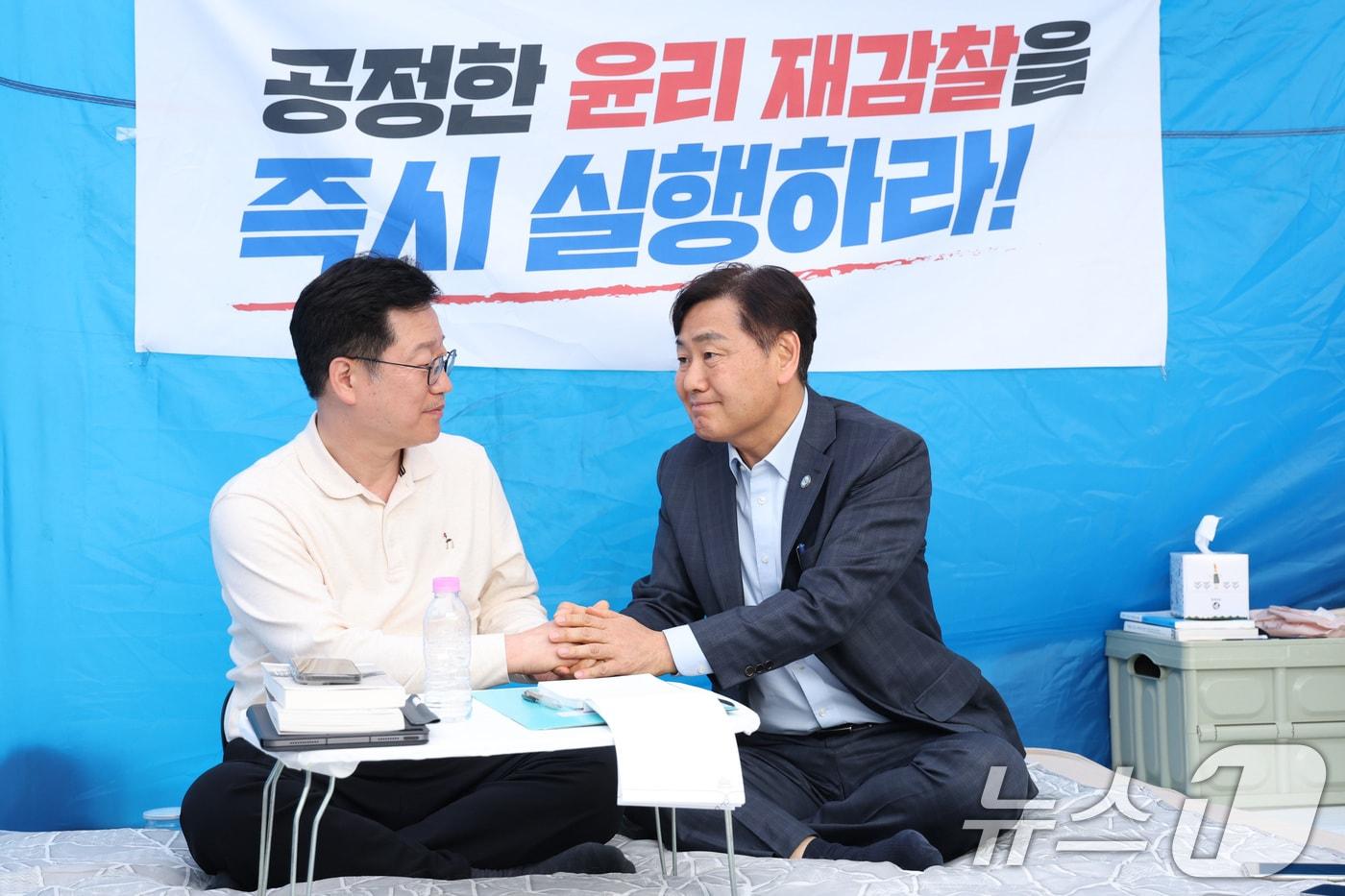 본문 이미지 - 6·3 지방선거 더불어민주당 전북지사 경선에서 낙마한 안호영 더불어민주당 의원(왼쪽)이 13일 오전 서울 여의도 국회 본관 앞에 마련된 단식 농성장에서 김관영 전북지사를 접견하고 있다. 2026.4.13 ⓒ 뉴스1 신웅수 기자