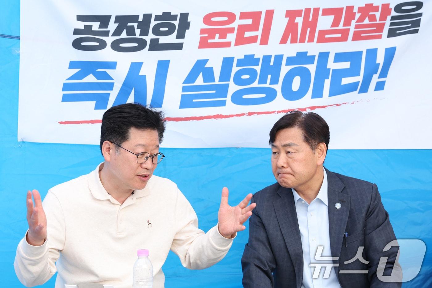 본문 이미지 - 6·3 지방선거 더불어민주당 전북지사 경선에서 낙마한 안호영 더불어민주당 의원(왼쪽)이 13일 오전 서울 여의도 국회 본관 앞에 마련된 단식 농성장에서 김관영 전북지사를 접견하고 있다. 2026.4.13 ⓒ 뉴스1 신웅수 기자