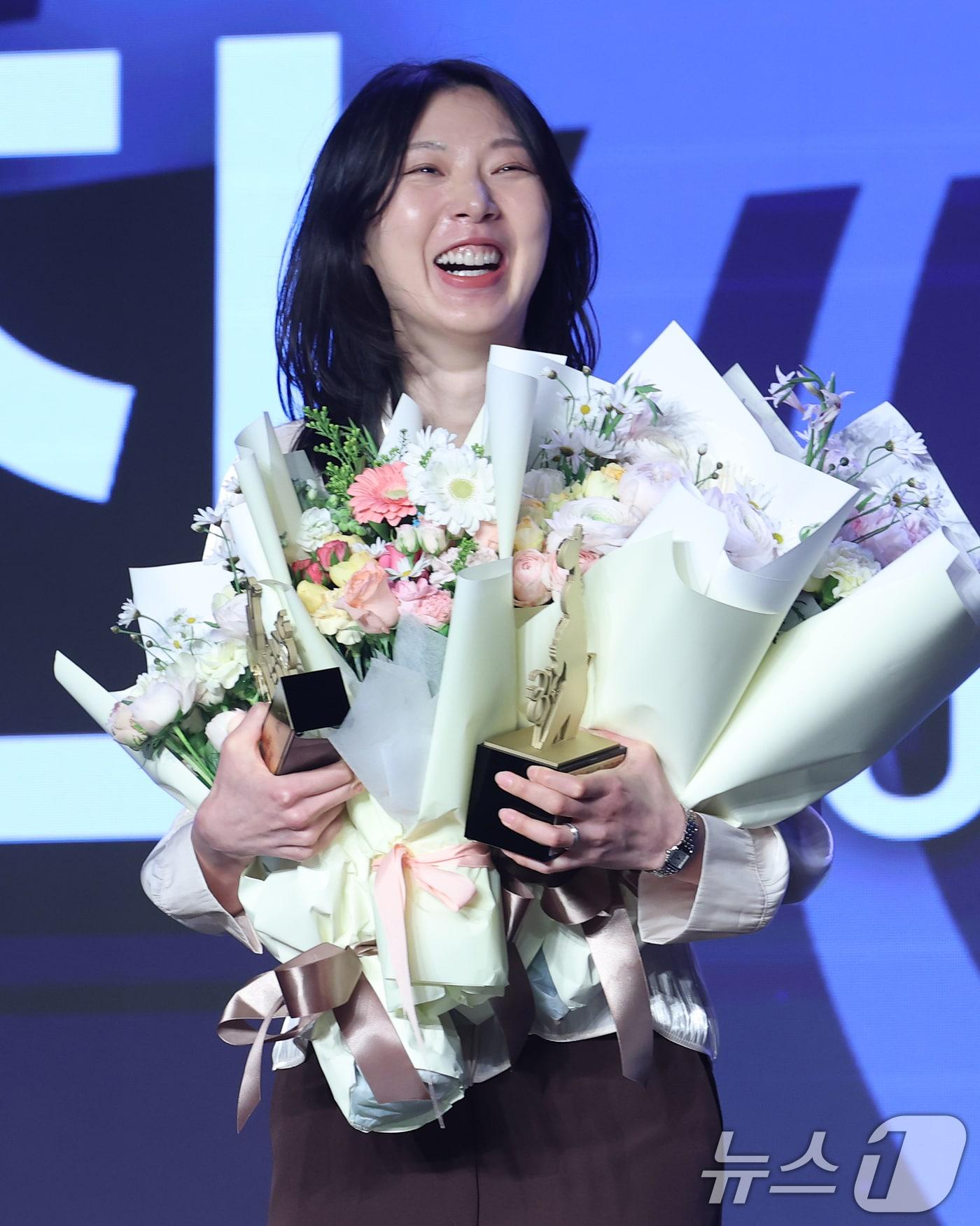 본문 이미지 - 13일 오후 서울 광진구 그랜드 워커힐 호텔에서 열린 프로배구 진에어 2025-2026 V리그 시상식에서 신기록상(득점, 블로킹)을 수상한 현대건설 양효진이 꽃다발을 품에 안은 채 활짝 웃고 있다. 2026.4.13 ⓒ 뉴스1 오대일 기자