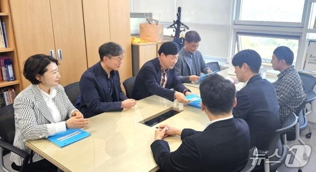 본문 이미지 - 윤동욱 전주시장 권한대행(위쪽 왼쪽에서 세번째)이 13일 행정안전부를 방문, 지역 현안 사업의 차질 없는 추진을 위한 교부세 추가 반영을 요구했다. 지역 특수성을 반영한 보통교부세 산정도 요구했다.(전주시 제공, 재판매 및 DB 금지)/뉴스1