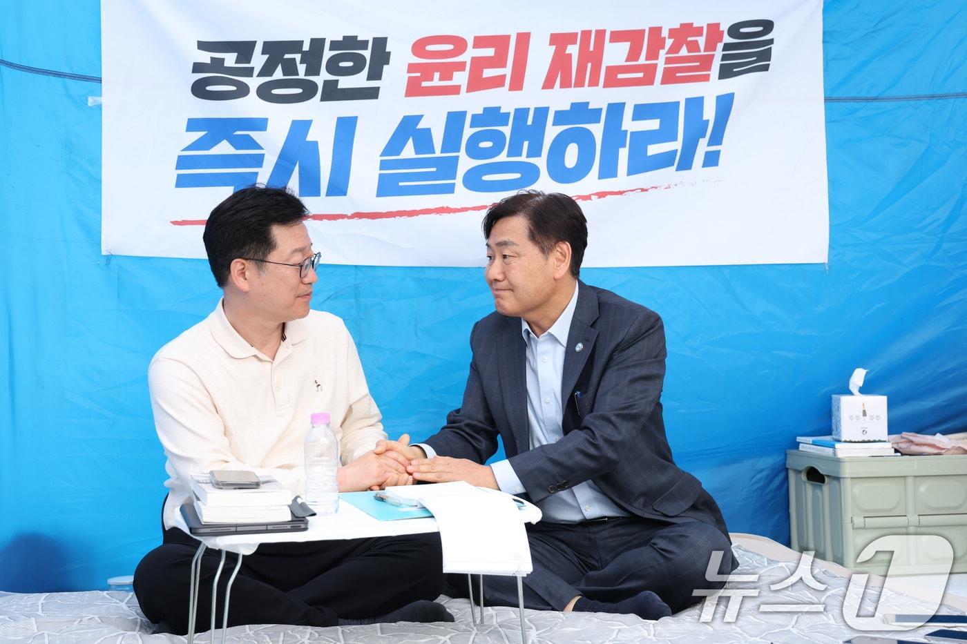 본문 이미지 - 6·3 지방선거 더불어민주당 전북지사 경선에서 낙마한 안호영 더불어민주당 의원(왼쪽)이 13일 오전 서울 여의도 국회 본관 앞에 마련된 단식 농성장에서 김관영 전북지사를 접견하고 있다. 2026.4.13 ⓒ 뉴스1 신웅수 기자