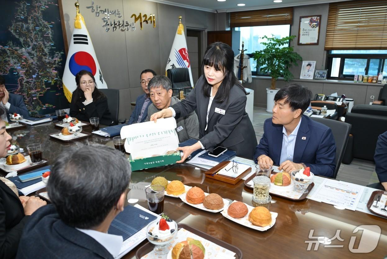 본문 이미지 - 거제시와 베이커리 카페 관계자들이 거제정글빵 시제품 시식을 하고 있다.(거제시 제공. 재판매 및 DB금지)
