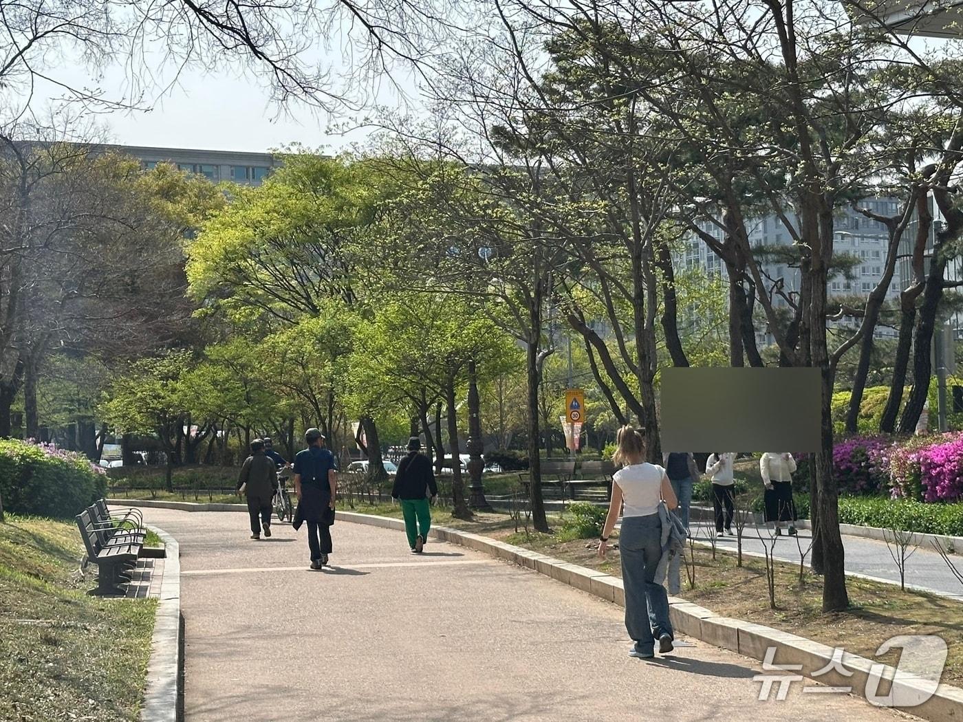 본문 이미지 - 4월 13일 서울 영등포구 여의도공원에서 시민들이 나들이를 즐기고 있다./뉴스1 ⓒNews1 강서연 기자