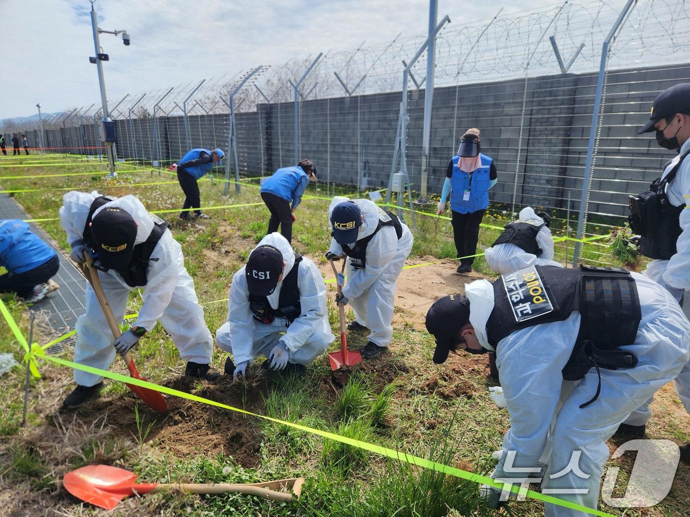 본문 이미지 - 13일 전남 무안국제공항에서 제주항공 여객기 참사 희생자 유해와 유류품을 찾기 위한 범정부 차원의 전면 재수색이 이뤄지고 있다. (12·29 무안공항 제주항공 여객기 참사 유가족협의회 제공. 재판매 및 DB 금지) 2026.4.13 ⓒ 뉴스1 이승현 기자