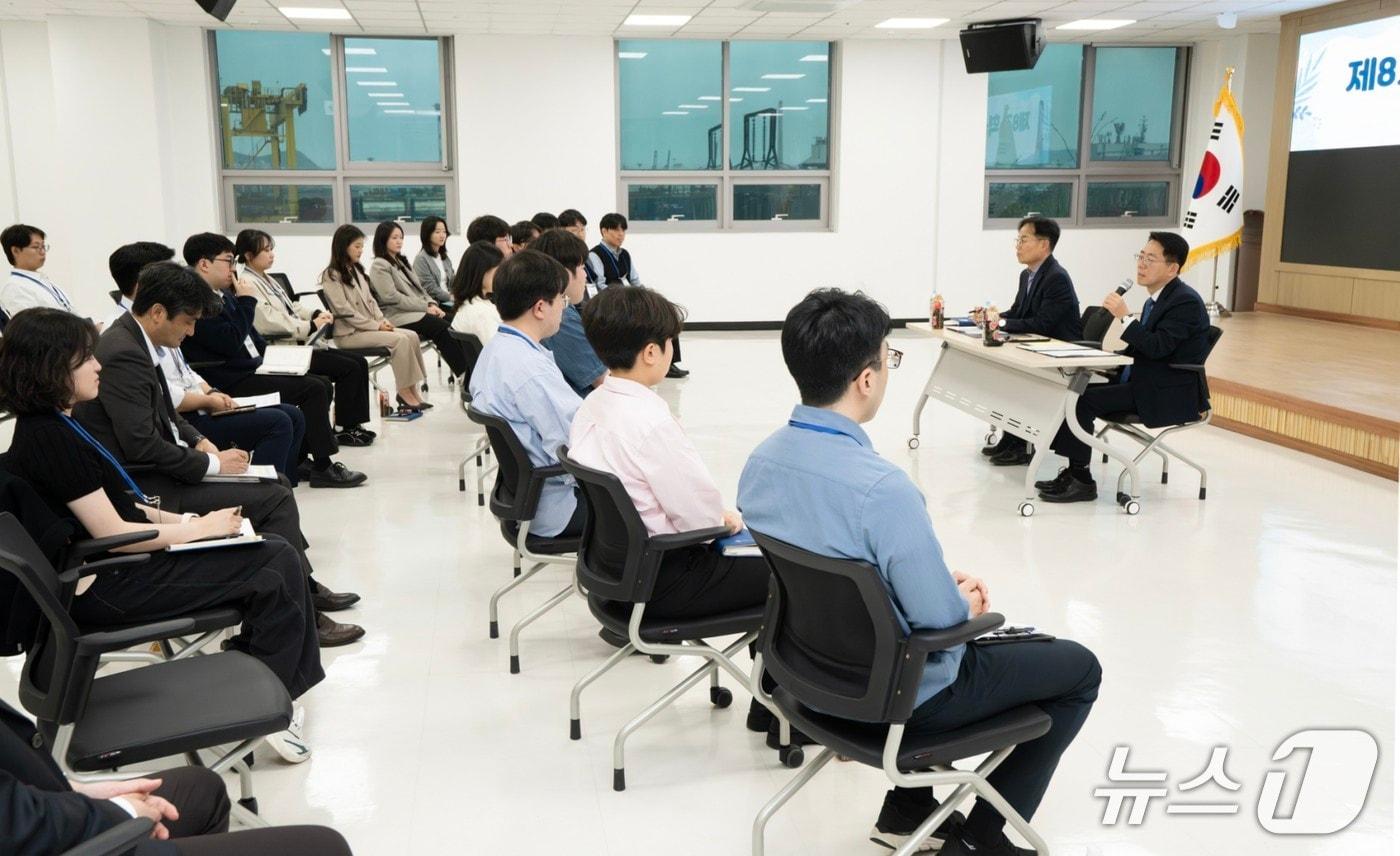 본문 이미지 - 황종우 해양수산부 장관이13일 해수부 별관 2층 대강당에서 청년 공무원들로 구성된 혁신엔(N)돌핀스 구성원들과 첫 모임을 함께하고 있다.(해양수산부 제공)