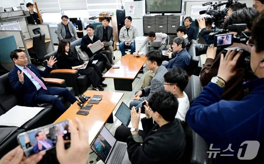 본문 이미지 - 유정복 인천시장이 13일 시청 기자실에서 시정 주요현안과 관련해 기자간담회를 갖고 있다. (인천시 제공.재판매 및 DB금지)