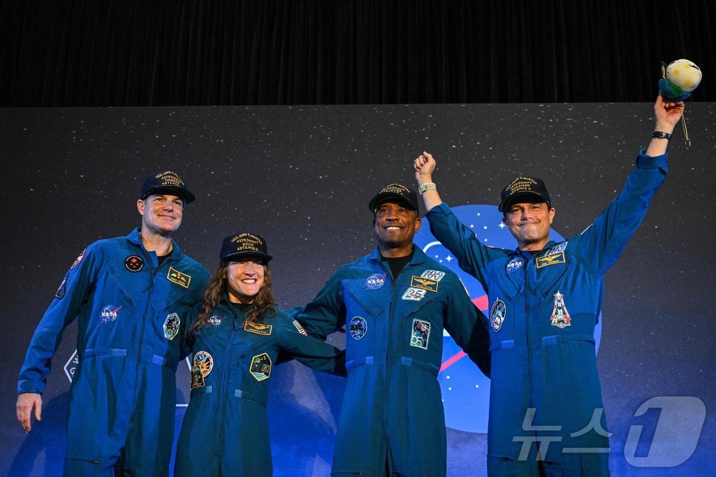 본문 이미지 - 아르테미스 2호 임무를 마치고 귀환한 4명의 우주비행사. ⓒ AFP=뉴스1