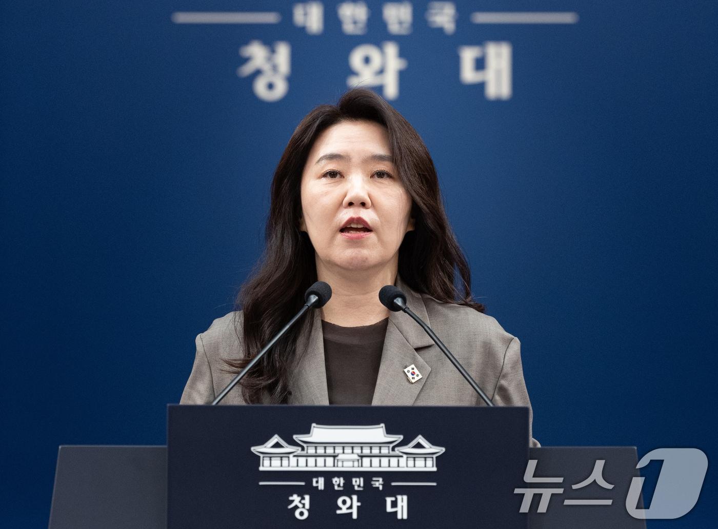 본문 이미지 - 강유정 수석대변인이 13일 청와대 춘추관에서 한-폴란드 정상회담 등 현안 관련 브리핑을 하고 있다. 2026.4.13 ⓒ 뉴스1 이재명 기자