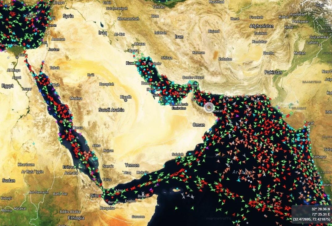 본문 이미지 -  호르무즈 해협 안쪽 페르시아만과 바깥쪽 오만만 및 인도양, 그리고 왼쪽 홍해 관문인 바브엘만데브 해협 등을 항해하거나 정박 중인 선박들이 표시돼 있다./마린트래픽