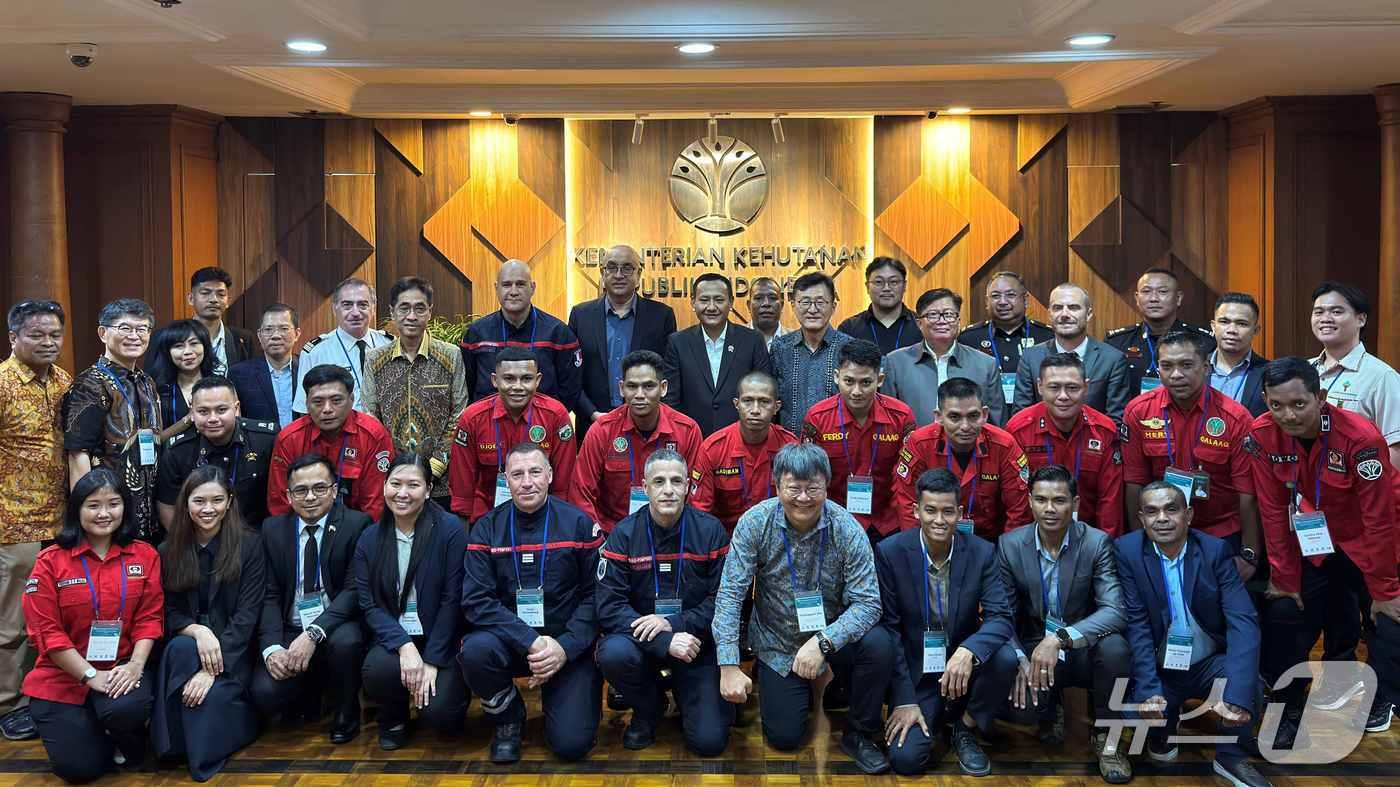 본문 이미지 - 산림청은 13일 인도네시아 자카르타에서 ‘이탄지 산불진화 전문가 양성과정’ 교육 개막식을 실시했다. (산림청 제공.재판매 및 DB금지)/뉴스1