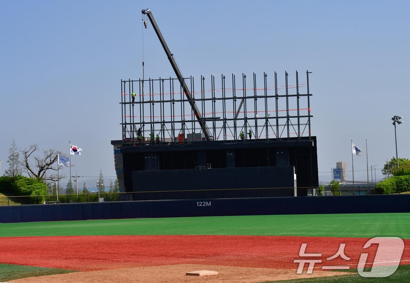 본문 이미지 - 경북 포항시가 포항야구장 전광판 교체 작업을 진행하고 있다. 전광판 교체 작업은 오는 5월 19일 삼성과 KT위즈 경기 전까지 마무리될 예정이다. 2026.4.13 ⓒ 뉴스1 최창호 기자