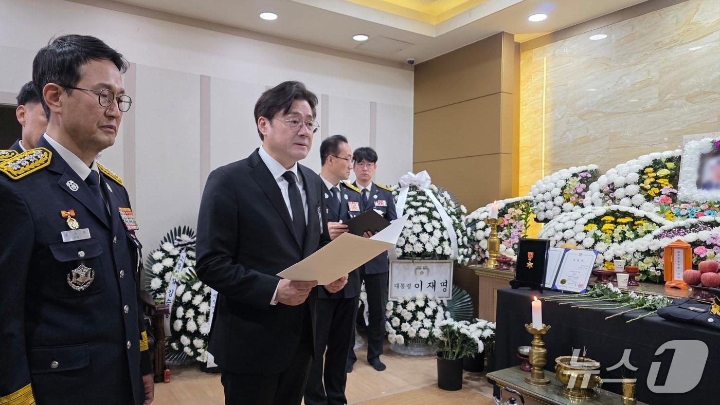 본문 이미지 - 13일 전남 완도군에 마련된 순직 소방관 빈소에서 홍익표 청와대 정무수석이 화마 속에서 숭고한 희생을 한 고인들을 기리는 이재명 대통령의 조전을 낭독하며 애도를 표하고 있다.(소방청 제공)