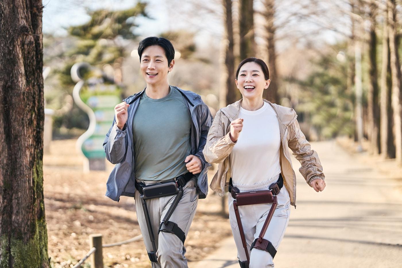 본문 이미지 - 위로보틱스 모델이 웨어러블 로봇 '윔 S'를 착용하고 조깅을 하고 있다.(위로보틱스 제공)/뉴스1