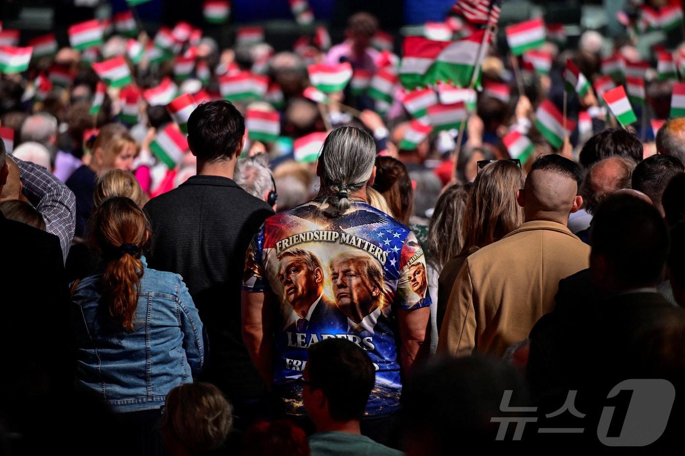 본문 이미지 - 빅토르 오르반 헝가리 총리의 유세 현장에 한 참석자가 오르반과 도널드 트럼프 미국 대통령이 함께 그려진 상의를 입고 있다. 2026.04.07 ⓒ 로이터=뉴스1