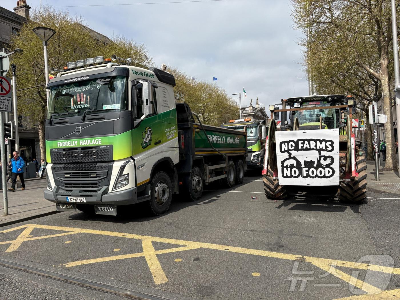 본문 이미지 - 8일(현지시간) 아일랜드 더블린에서 고유가에 항의하는 시위대 차량들이 오코넬 거리를 막고 있다. 이 시위로 인해 아일랜드 전역의 주요 도로와 고속도로가 이틀 연속 마비됐다. 2026.04.08. ⓒ 로이터=뉴스1