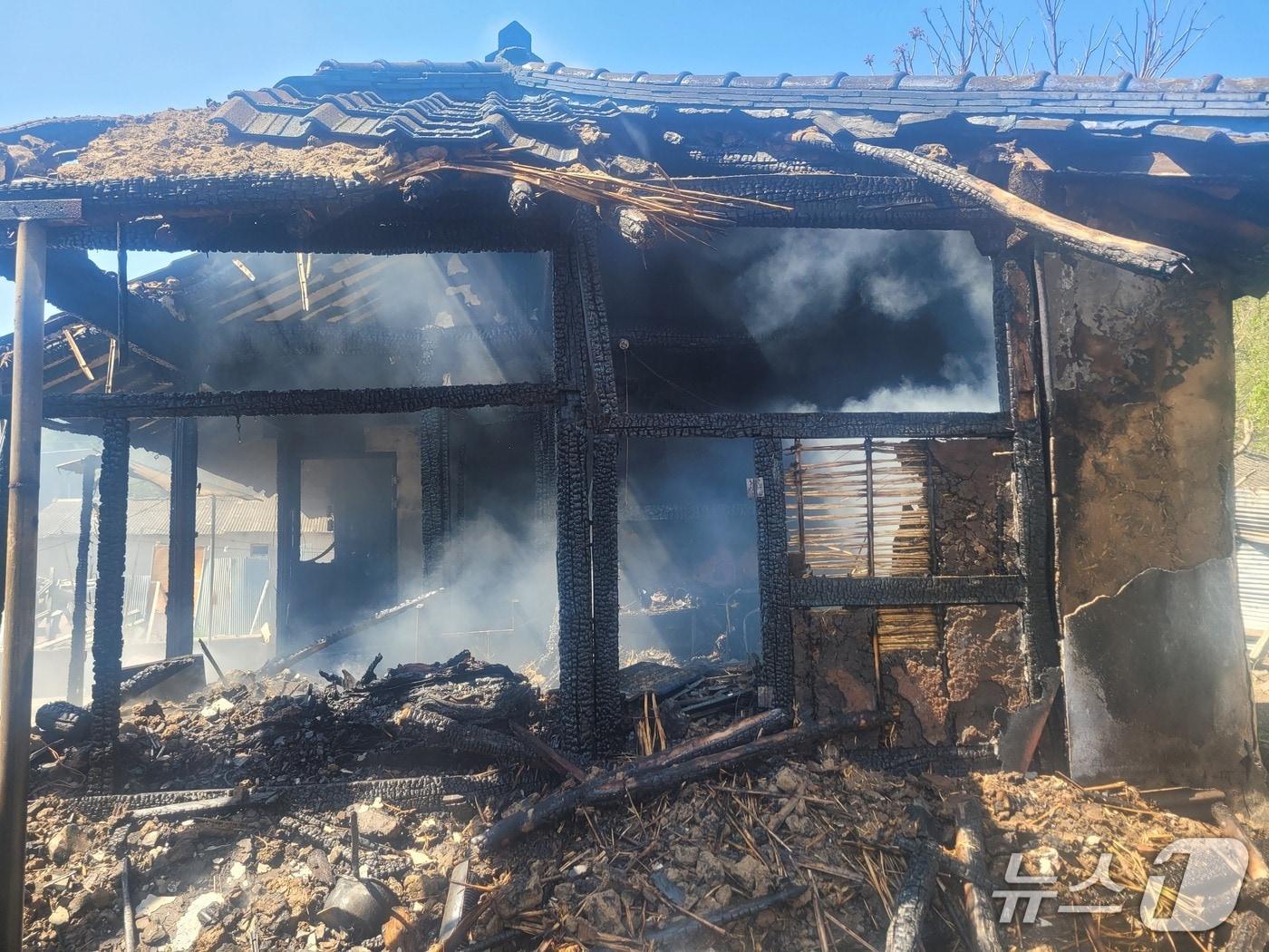 본문 이미지 - 불에 탄 난 주택 모습.(경남소방본부 제공. 재판매 및 DB금지)