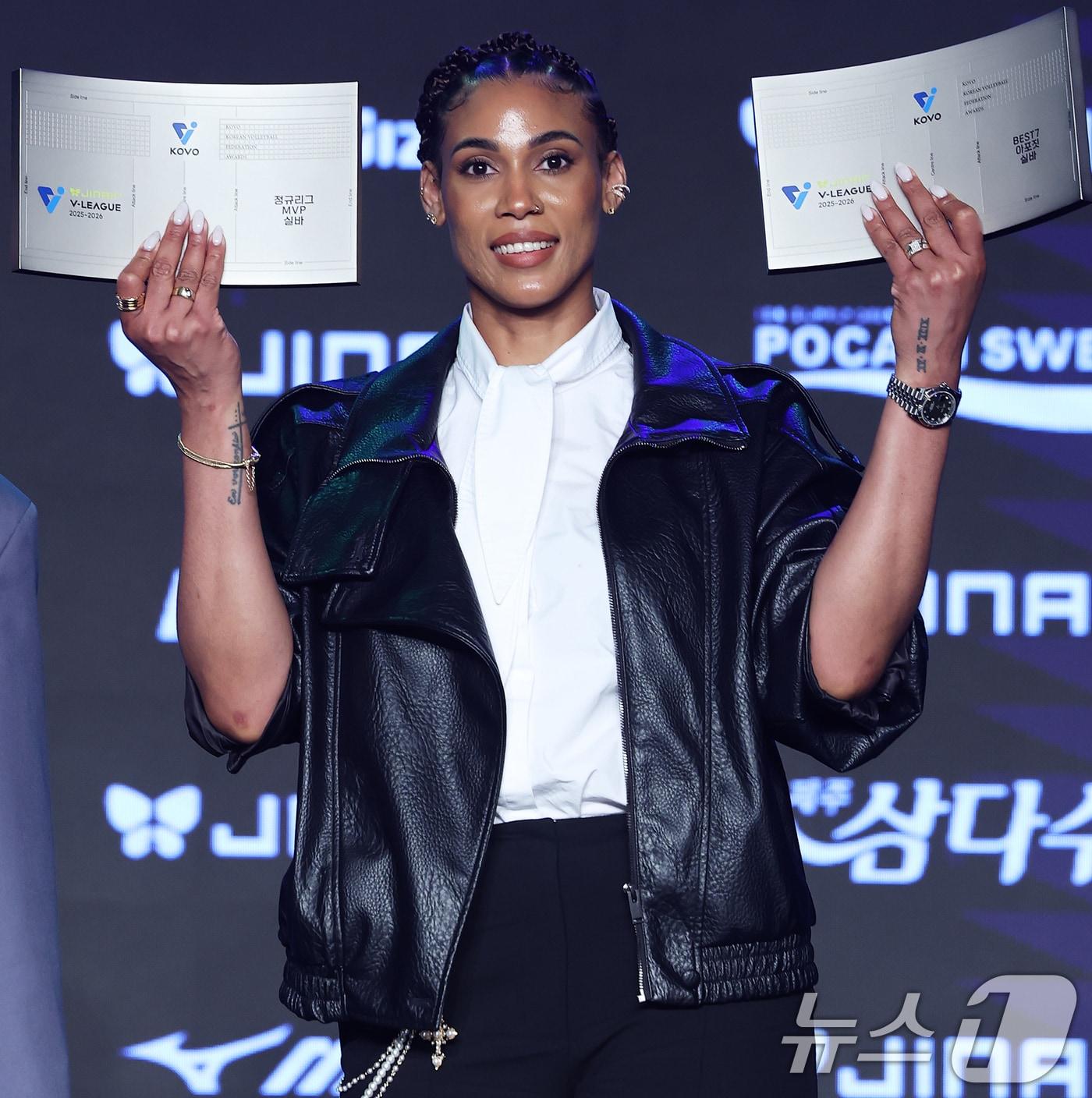본문 이미지 - 13일 오후 서울 광진구 그랜드 워커힐 호텔에서 열린 프로배구 진에어 2025-2026 V리그 시상식에서 야자부 정규리그 MVP를 수상한 GS칼텍스 실바가 트로피를 들고 포즈를 취하고 있다. 2026.4.13 ⓒ 뉴스1 오대일 기자