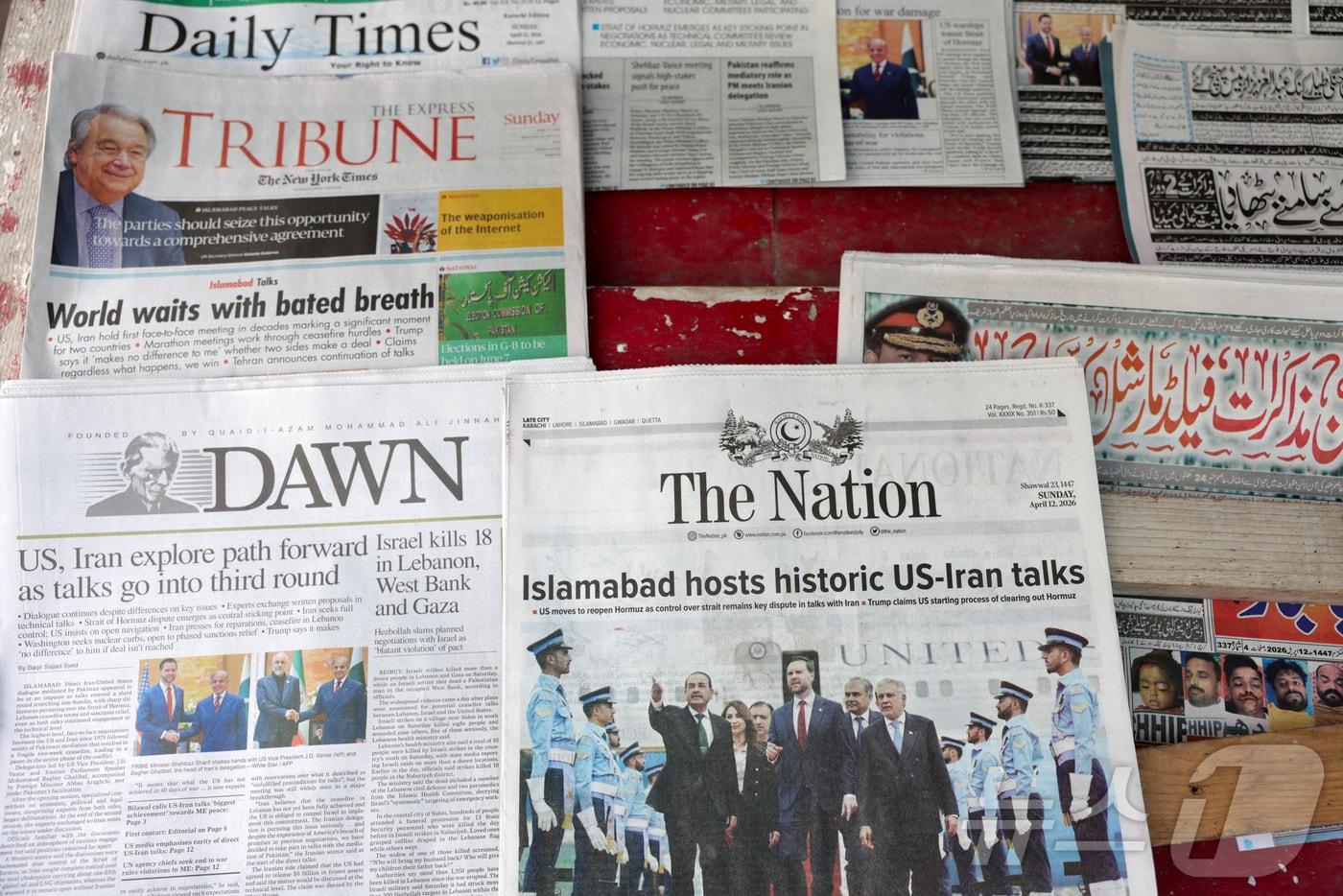 본문 이미지 - 미국과 이란의 협상 소식을 전하는 파키스탄 현지 신문들. 2026.04.12 ⓒ 로이터=뉴스1