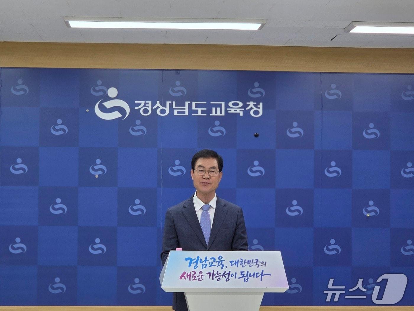 본문 이미지 - 김상권 경남교육감 예비후보가 13일 경남교육청 브리핑룸에서 기자회견을 열고 단일화를 위한 TV 토론을 촉구하고 있다.(김상권 후보 측 제공. 재판매 및 DB금지)