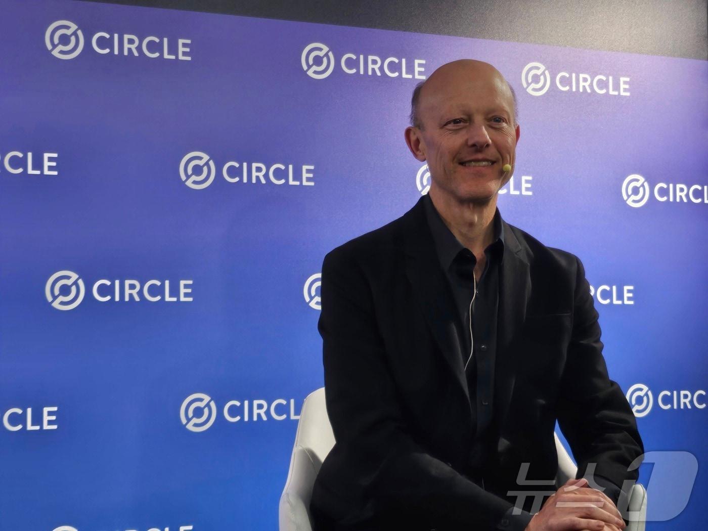 본문 이미지 - 스테이블코인 USDC 발행사 서클(Circle)의 제레미 알레어(Jeremy Allaire) 창립자 겸 최고경영자(CEO)가 13일 오후 서울 강남구 SJ 쿤스트할레에서 열린 기자간담회에서 취재진의 질문에 답하고 있다. ⓒ 뉴스1 박현영 블록체인전문기자