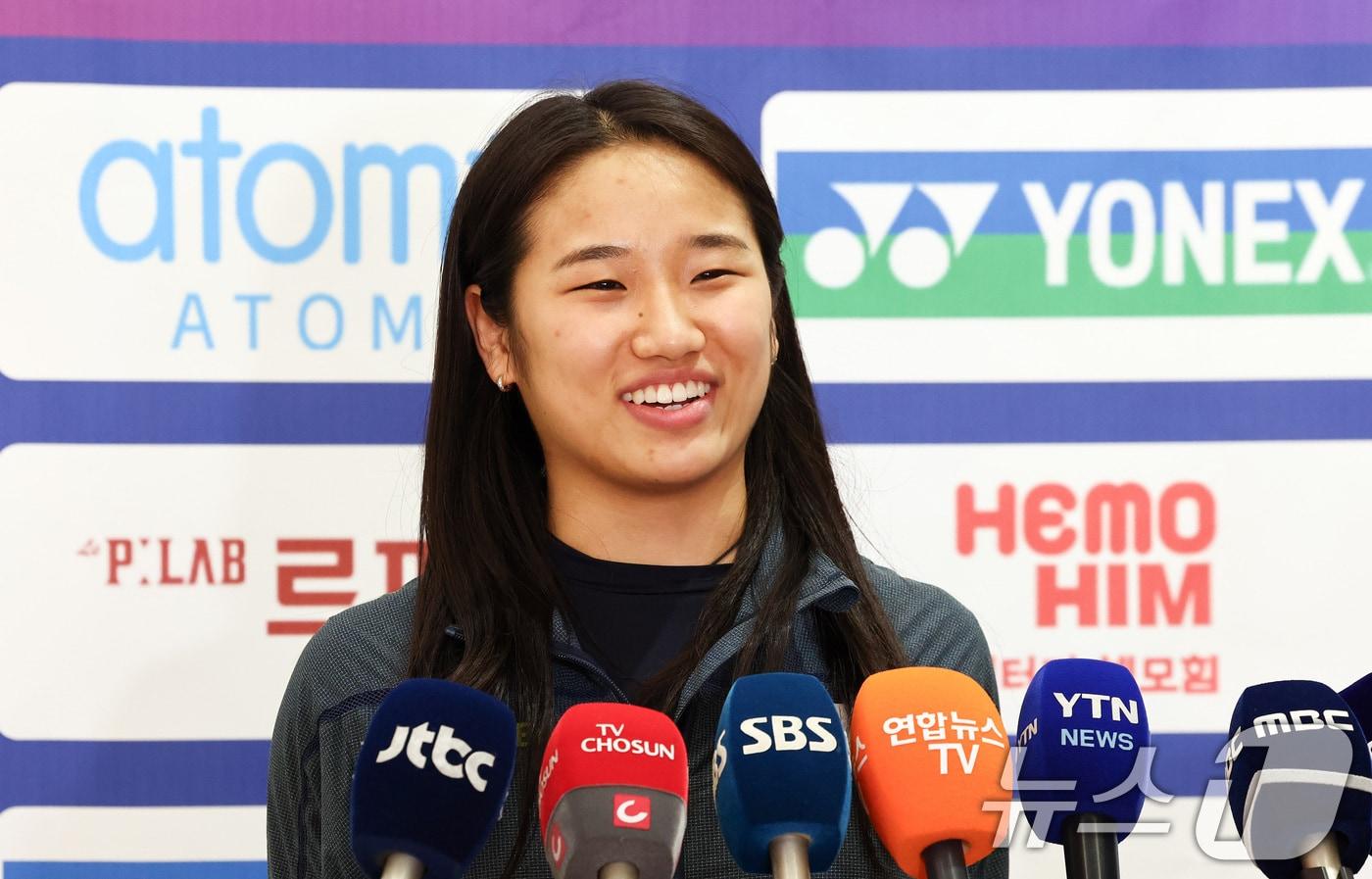 본문 이미지 - 2026 아시아배드민턴선수권에서 우승하며 배드민턴 그랜드 슬램을 완성한 안세영이 13일 오후 인천국제공항 제2터미널에서 우승 소감을 밝히고 있다. 2026.4.13 ⓒ 뉴스1 최지환 기자