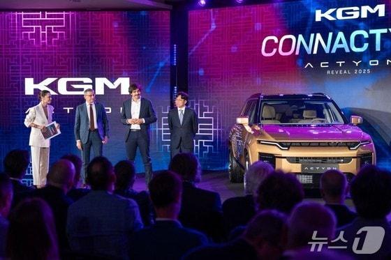 본문 이미지 - 지난해 5월 이탈리아 시에나 피렌체에서 열린 KG모빌리티(KGM) 브랜드 론칭 행사에서 KGM 중형 스포츠유틸리티차(SUV) '액티언'이 공개된 모습. KGM은 론칭 행사 이후 기존 쌍용자동차 대신 2023년 탈바꿈한 KGM 브랜드로 이탈리아 현지 시장에 차량을 수출하고 있다(KGM 제공). 2025.05.06.