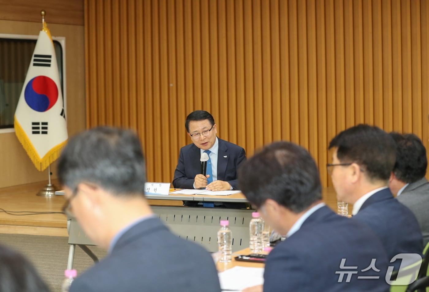 본문 이미지 - 정헌율 전북 익산시장이 13일 세종 지방자치회관에서 간부 공무원 60여명과 함께 내년도 국가 예산 확보를 위한 전략회의를 갖고 있다.(익산시 제공. 재판매 및 DB 금지)