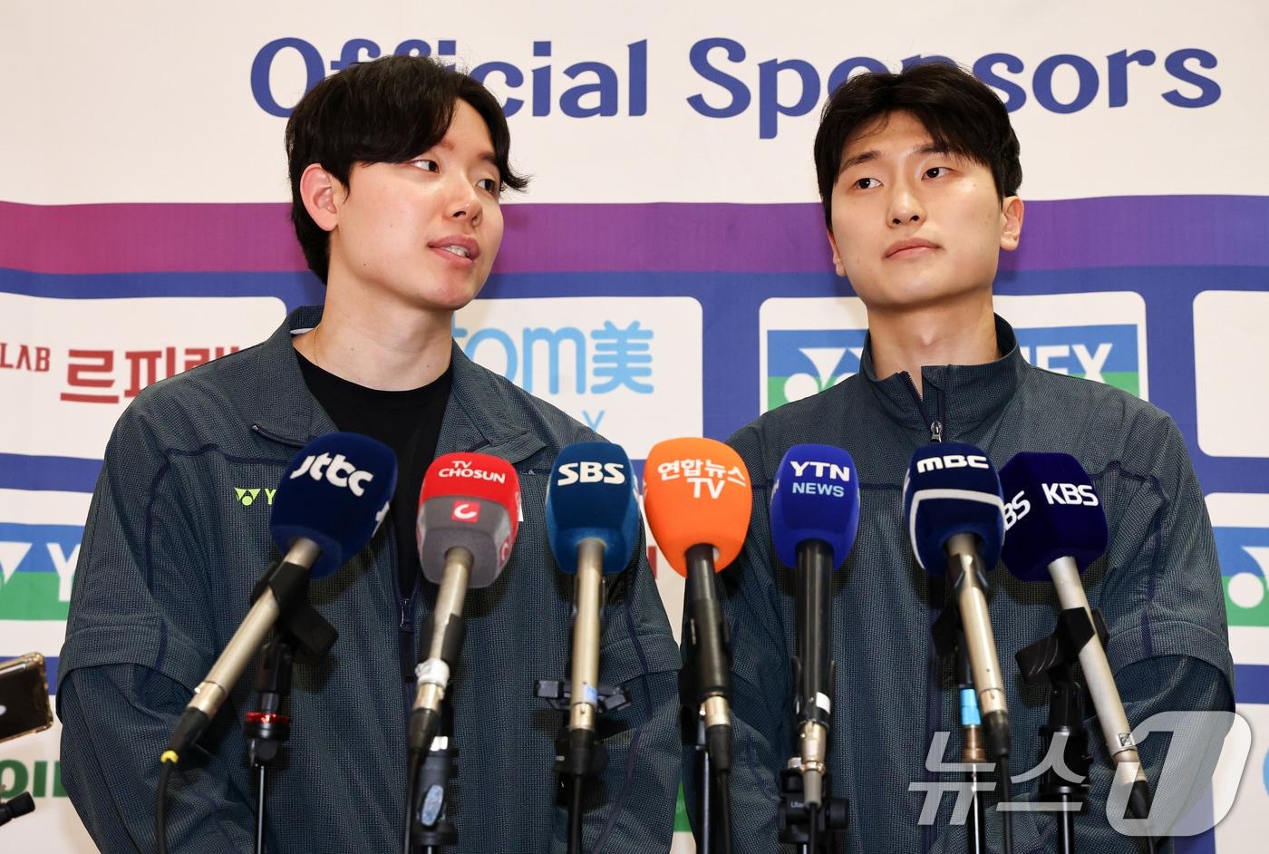 본문 이미지 - 2026 아시아배드민턴선수권 남자복식에서 우승한 서승재, 김원호 선수가 13일 오후 인천국제공항 제2터미널에서 우승 소감을 밝히고 있다. 2026.4.13 ⓒ 뉴스1 최지환 기자