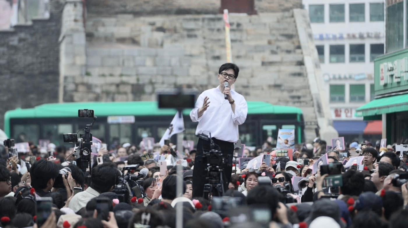 본문 이미지 -  한동훈 전 국민의힘 대표가 지난 11일 수원 팔달문 앞에서 연설을 하고 있다.  (사진=한 전 대표 측 제공) 