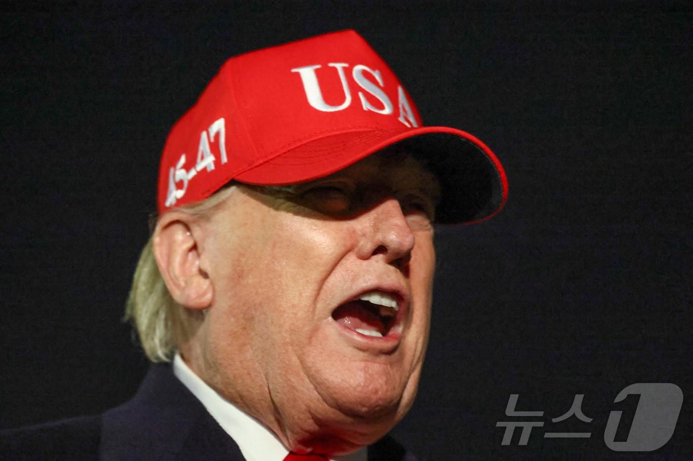 본문 이미지 - 도널드 트럼프 미국 대통령이 12일(현지시간) 메릴랜드주 앤드루스 공군기지에서 기자들의 질문에 답하고 있다. 2026.04.13. ⓒ 로이터=뉴스1