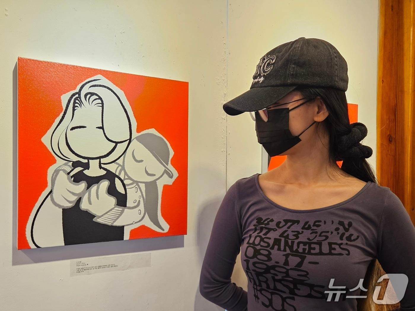 본문 이미지 - 13일 오전 서울 종로구 인사동 리수갤러리에서 진행 중인 '서예희전; 헐거운 의지' 전에서 '대표작'으로 꼽은 '2184일'을 바라보고 있는 서예희 작가. 2026.4.13 ⓒ 뉴스1 유채연 기자