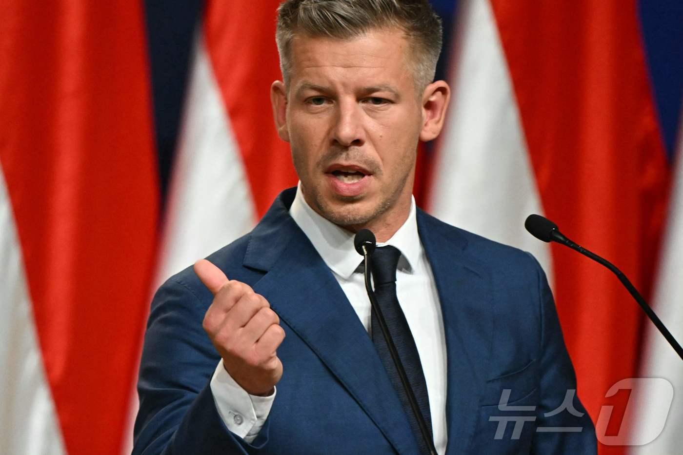 본문 이미지 - 마자르 페테르(45) 티서당 대표가 13일(현지시간) 헝가리 부다페스트 훙엑스포 국제회의전시센터에서 기자회견을 하고 있다. 전날 헝가리 총선에서 마자르 대표가 이끄는 중도우파 성향의 티서가 199석 중 138석을 확보할 것으로 예상되면서 오르반 총리의 집권당 피데스가 참패했다. 2026.04.13. ⓒ AFP=뉴스1