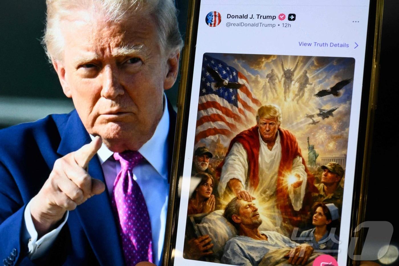 본문 이미지 - 도널드 트럼프 미국 대통령이 자신의 소셜미디어 트루스소셜에서 자신을 예수처럼 묘사한 인공지능(AI) 생성 그림을 공유했다가 비판이 이어지자 삭제했다. ⓒ AFP=뉴스1