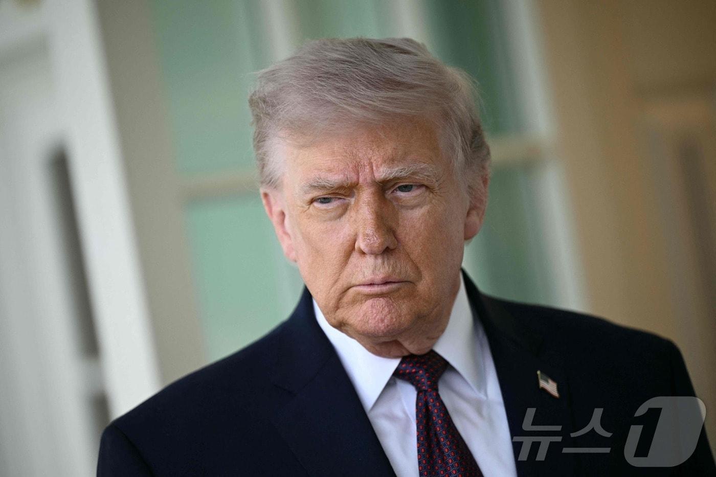 본문 이미지 - 도널드 트럼프 미국 대통령이 13일(현지시간) 워싱턴DC 백악관에서 진행된 기자들과의 즉석 문답에서 질문을 듣고 있다. 2026.04.13. ⓒ AFP=뉴스1