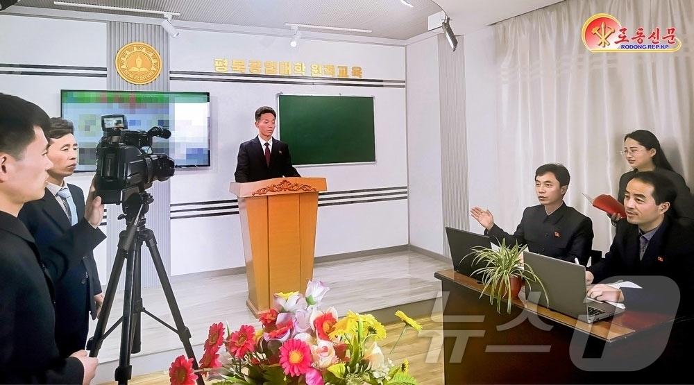 본문 이미지 - (평양 노동신문=뉴스1) = 북한 평북공업대학에서 지방공업공장 기술자 양성을 위한 원격교육을 진행하는 모습. [국내에서만 사용가능. 재배포 금지. DB 금지. For Use Only in the Republic of Korea. Redistribution Prohibited] rodongphoto@news1.kr